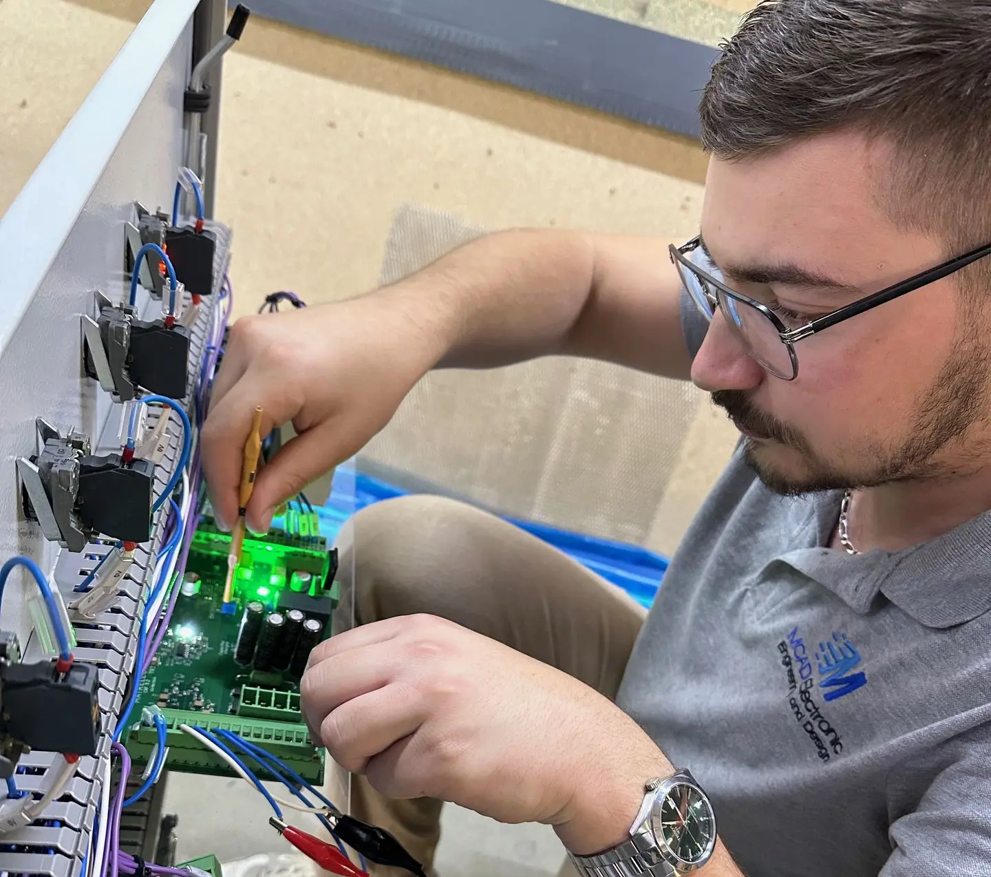 Mise en service chez un client Un technicien entrain de mettre en service une carte électronique sur une machine